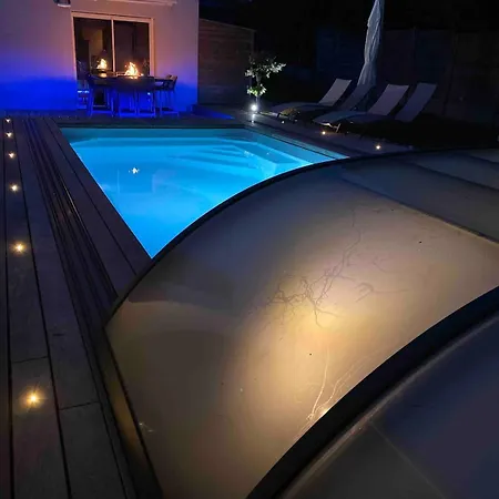 Maison - Avec Piscine Proche Commerce Et Transports En Commun