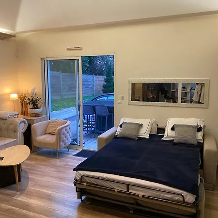 Maison - Avec Piscine Proche Commerce Et Transports En Commun *