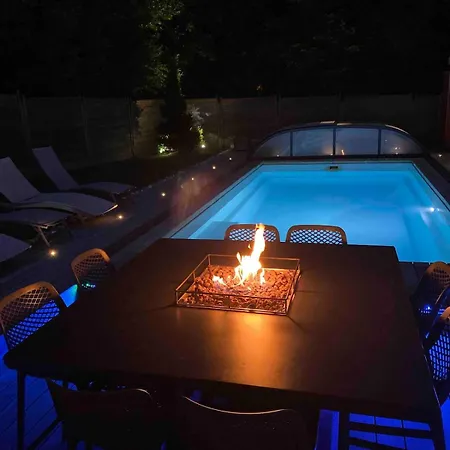 Maison - Avec Piscine Proche Commerce Et Transports En Commun *