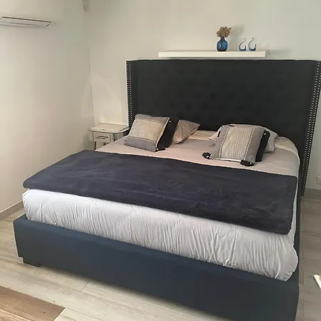 Maison - Avec Piscine Proche Commerce Et Transports En Commun *